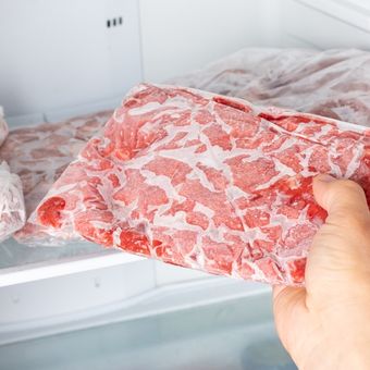 Ilustrasi daging beku di freezer. 