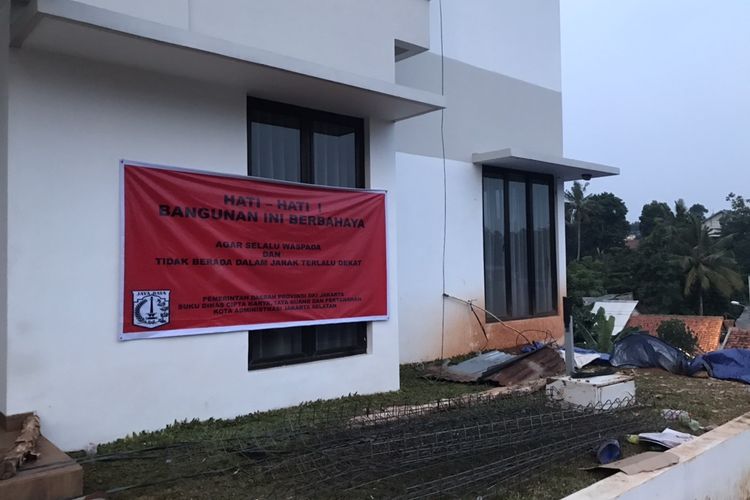 Suku Dinas Cipta Karya, Tata Ruang, dan Pertanahan (Sudin Citata) Kota Administrasi Jakarta Selatan memperingatkan pemilik sejumlah bangunan di perumahan Melati Residence, Ciganjur, Jagakarsa, Jakarta lantaran berada di wilayah berbahaya.