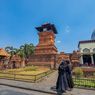 Masjid Menara Kudus, Berziarah ke Makam Salah Satu Wali Songo