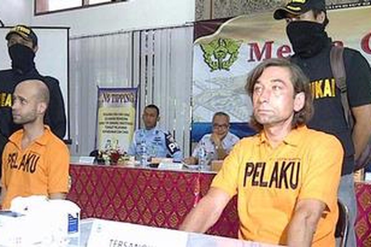 Dua warga Rusia Alexander Simonov (kiri) dan Sergei Chernykh (kanan) hanya terdiam saat konferensi pers di kantor pelayanan dan pengawasan Bea Cukai Ngurah Rai, Senin (30/04/2012). Keduanya ditangkap karena berusaha menyelundupkan narkoba ke Bali dengan modus ditelan.