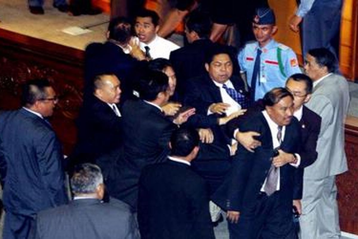 Kericuhan antara anggota DPR RI saat rapat Paripurna dengan agenda pembacaan kesimpulan akhir dan rekomendasi Tim Pansus Hak Angket Bank Century di Gedung DPR RI, Jakarta, Selasa (2/3/2010).