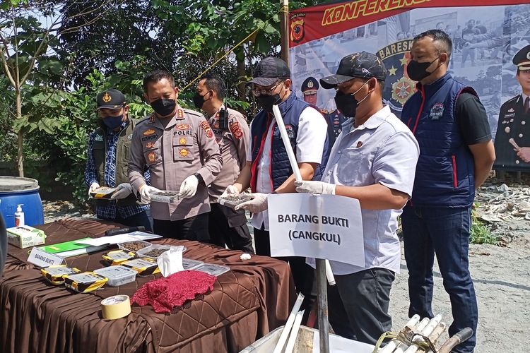 Jajaran Polresta Bandung akan berkomunikasi dengan Dinas Lingkungan Hidup (DLH) Kabupaten Bandung, terkait perusahaan di Kecamatan Rancaekek yang timbun limbah B3.
