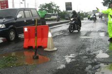 Tertutup Air, Lubang Jalan di Pantura Ancam Pengguna Jalan