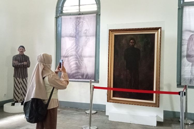 Pengunjung memotret lukisan Dokter Wahidin.