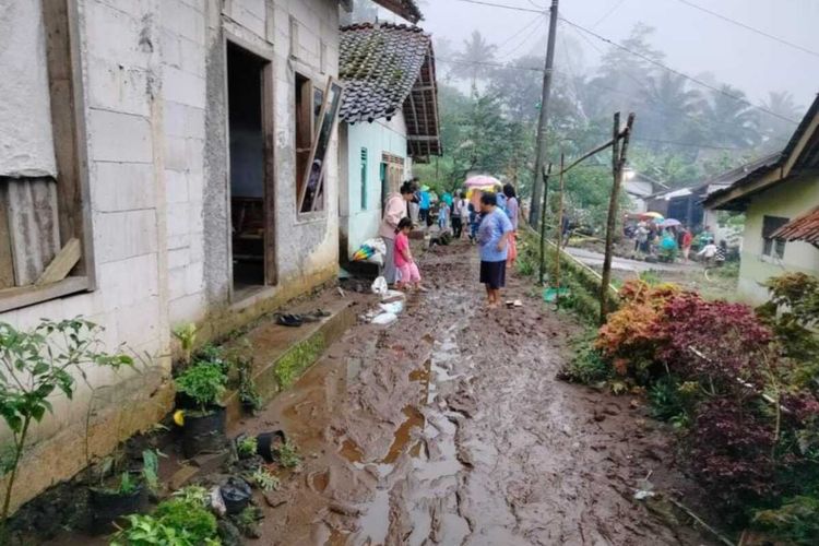 Permukiman warga di Dusun Menggala, Desa Karangtengah, Kecamatan Cilongok, Kabupaten Banyumas, Jawa Tengah, terdampak banjir bandang.