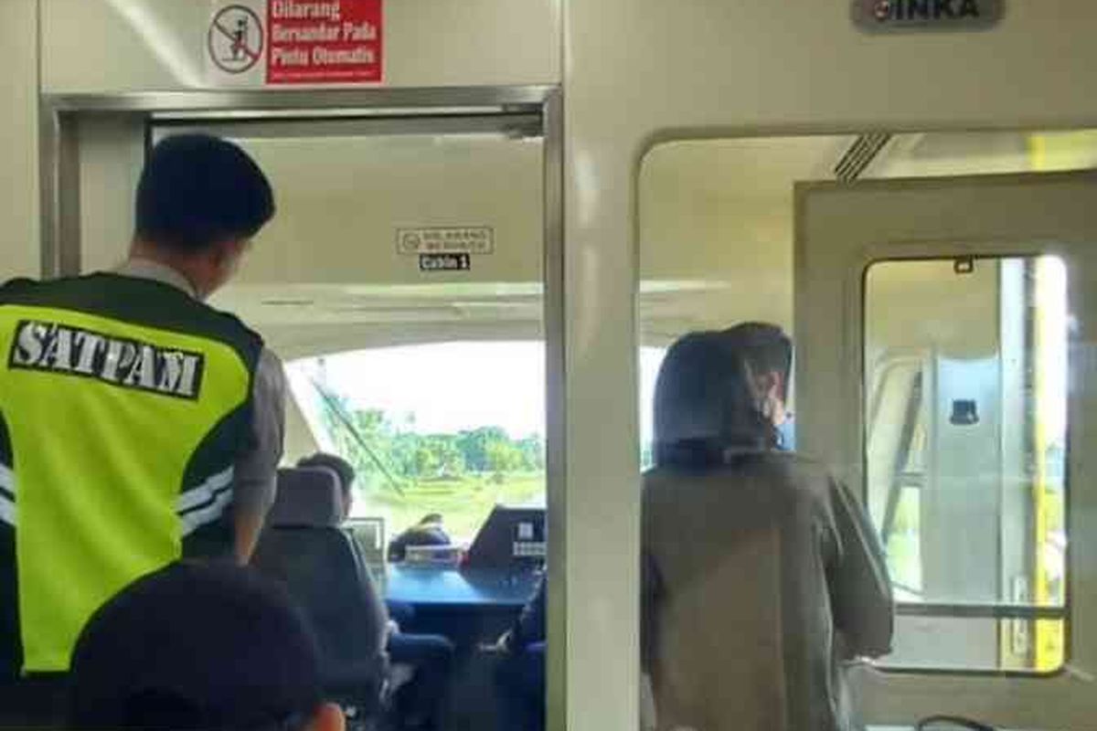 Bagian dalam kereta Trans Sulawesi produksi PT INKA
