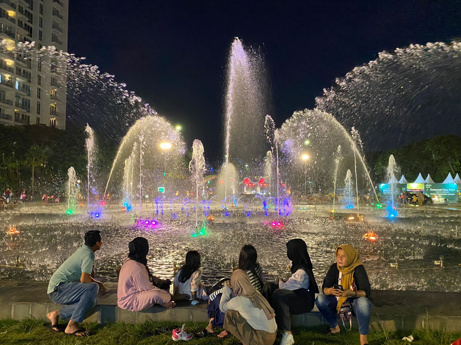 Enggan Pulang, Sejumlah Pengunjung Terpesona Pertunjukan Air Mancur di Ancol