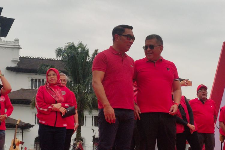 Gubernur Jawa Barat Ridwan Kamil berbincang dengan Sekjen PDI-P Hasto Kristiyanto sebelum memulai senam Sicita PDI-P di depan Gedung Sate, Kota Bandung, Jawa Barat, Sabtu (28/1/2023).
