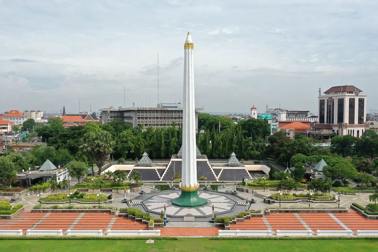 Tugu Pahlawan adalah sebuah monumen yang menjadi kebanggaan masyarakat Surabaya, salah satu bangunan ikonik di Jawa Timur.