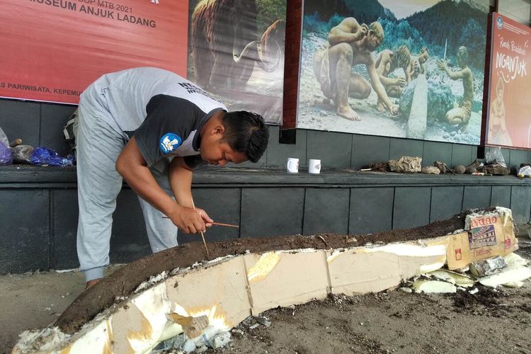 Tim dari BPSMP Sangiran membersihkan fosil hewan purba di Museum Anjuk Ladang Nganjuk, Selasa (16/11/2021). Fosil tersebut adalah temuan dari kawasan Hutan Tritik