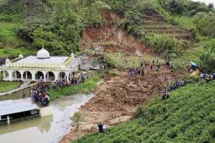 Warga menyaksikan proses pembukaan jalan yang tertimbun material longsor setinggi 6 meter dan panjang lebih dari 50 meter di Jorong Lubuk  Selasih, Nagari Batang Barus, Kecamatang Gunung Talang, Kabupaten Solok, Sumatera Barat, Kamis (25/8/2016) pagi. Longsor yang terjadi pada Kamis dini hari itu mengakibatkan empat warga yang merupakan satu keluarga tewas serta melumpuhkan arus lalu lintas dari Padang menuju Kabupaten Kerinci, Provinsi Jambi, dan sebaliknya.