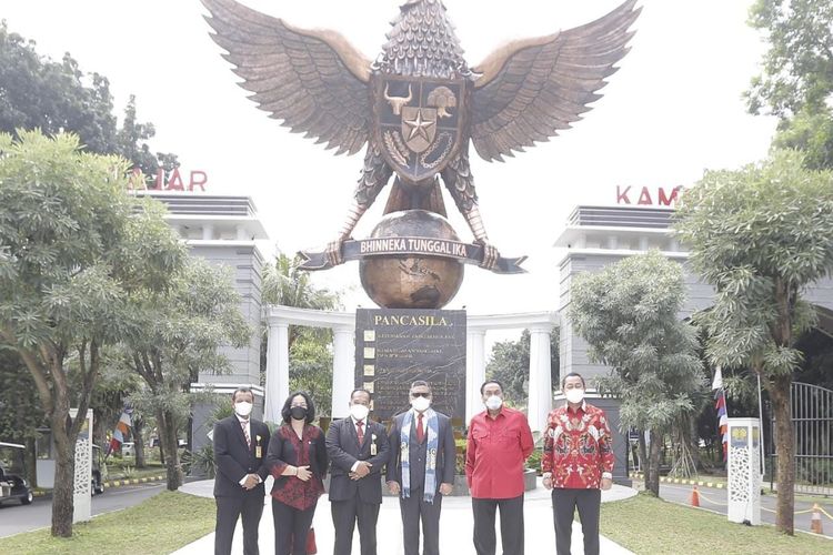 Sekretaris Jenderal PDIP, Hasto Kristiyanto mengunjungi Monumen Konservasi Pancasila di Kota Semarang pada kawasan kampus Universitas Negeri Semarang (Unnes) pada Rabu (9/3/2022).