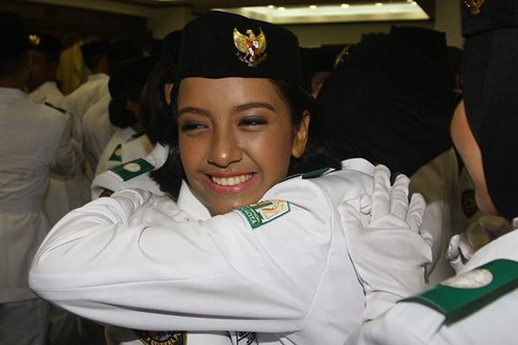 Gloria Natapradja Hamel usai bertugas dalam Tim Bima, yang menurunkan bendera pusaka di Istana Merdeka, Jakarta, pada Rabu (17/8/2016). Gloria akhirnya bergabung dalam Paskibraka Istana dengan posisi penjaga gordon.