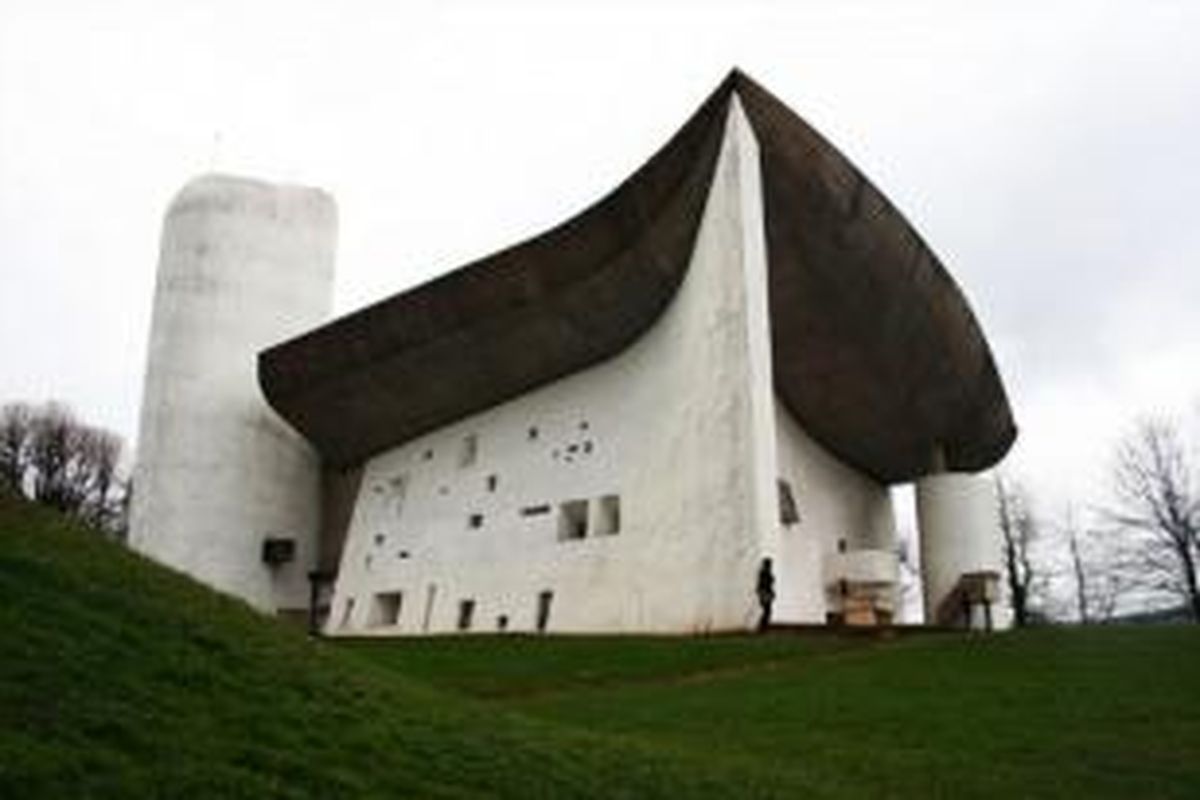 Kapel Notre Dame du Haut di Ronchamp, Haute-Saône, Perancis, mengalami kerusakan.