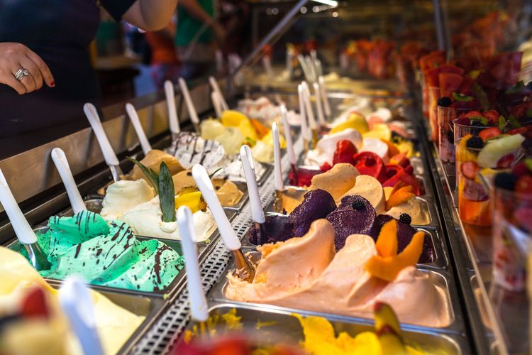 Ilustrasi beragam rasa gelato di sebuah kedai di Italia. 