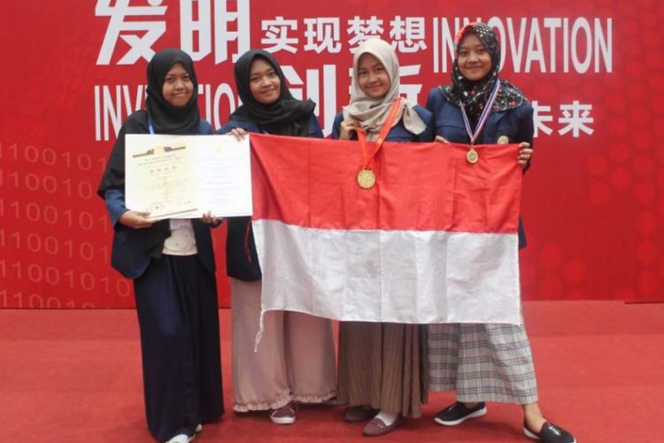Empat mahasiswa Unair raih medali emas dalam 10th International Exhibition of Inventions and The 3rd World Invention and Innovation Forum 2018 di China (18/9/2018)
