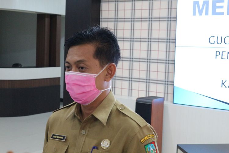 Budi Winarno, Humas Gugus Tugas Penanganan Covid-19 Kabupaten Jombang, Jawa Timur, saat memberikan keterangan terkait perkembangan kasus Covid-19, di media center Pemkab Jombang, Senin (6/4/2020).