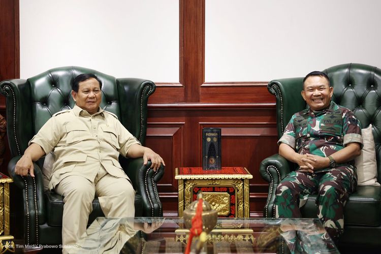 Menteri Pertahanan (Menhan) Prabowo Subianto menerima kunjungan Kepala Staf Angkatan Darat (KSAD) Jenderal Dudung Abdurachman di Kementerian Pertahanan (Kemenhan), Jakarta, Jumat (16/9/2022).