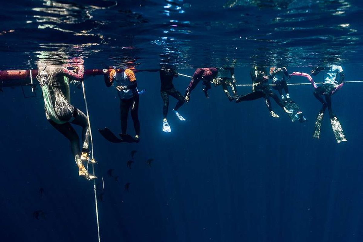 Atlet peserta mengikuti kompetisi Sabang International Freediving Competition (SIFC) 2019 di Teluk Balohan, Kota Sabang, Kamis (7/11/2019). Sebanyak 40 atlet dari 17 negara mengikuti SIFC pada 2-7 November 2019, yang merupakan event bergengsi tahunan dan rutin digelar di Kota Sabang sejak tahun 2017.