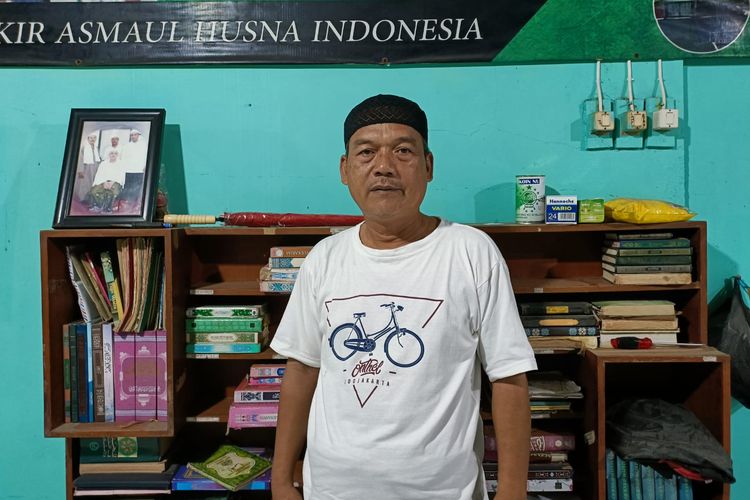 Abdul Munif (55), pria paruh baya yang sudah mendedikasikan dirinya sebagai guru ngaji selama 25 tahun di kediamannya Griya Asri I, Kampung Buwek, Tambun Selatan, Kabupaten Bekasi, saat ditemui, Selasa (12/4/2022) (KOMPAS.COM/Joy Andre T).