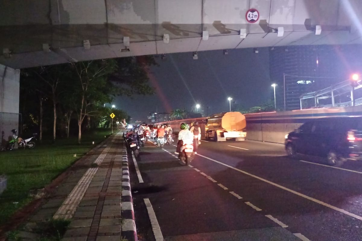 Jalan Gatot Soebroto arah Slipi ramai lancar jelang malam pergantian tahun, Minggu (31/12/2023).