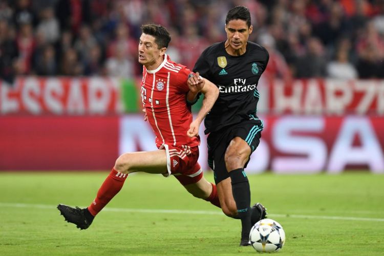 Robert Lewandowski mendapat pengawalan ketat dari Raphael Varane saat Bayern Muenchen vs Real Madrid pada semifinal Liga Champions di Allianz Arena, Rabu (25/4/2018).