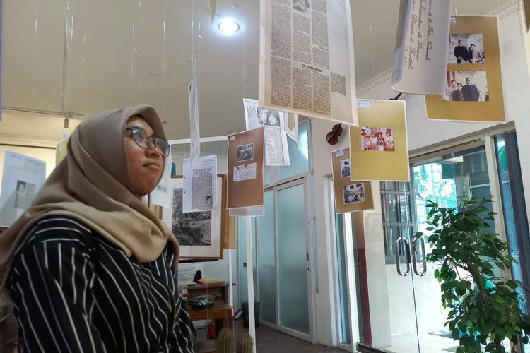 Salah satu pengunjung pameran karya 'Dini, Kita dan Nanti' membaca draft tulisan NH Dini yang menggantung di Collabox Creative Hub, Kota Semarang, Jumat (1/3/2024).