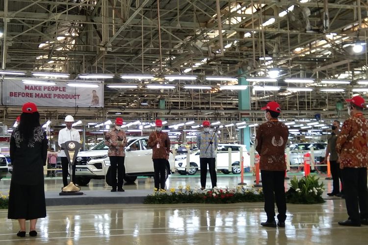 Presiden Joko Widodo melepas ekspor mobil pertama Indonesia ke Australia di PT Toyota Motor Manufacturing Indonesia (TMMIN) di Karawang International Industrial City (KIIC), Karawang, Jawa Barat, Selasa (15/2/2022).