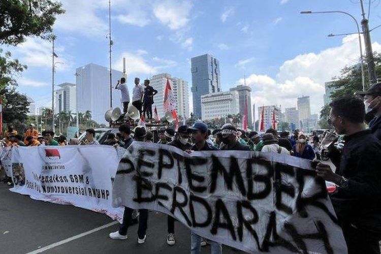 (BEM) Nusantara bersama sejumlah aliansi mahasiswa lainnya menggelar demonstrasi menolak rencana kenaikan harga BBM subsidi pertalite dan solar. 