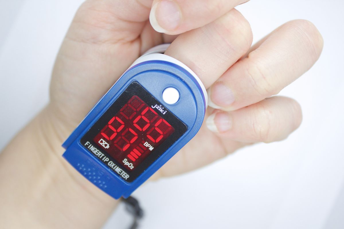 Ilustrasi pulse oximeter.