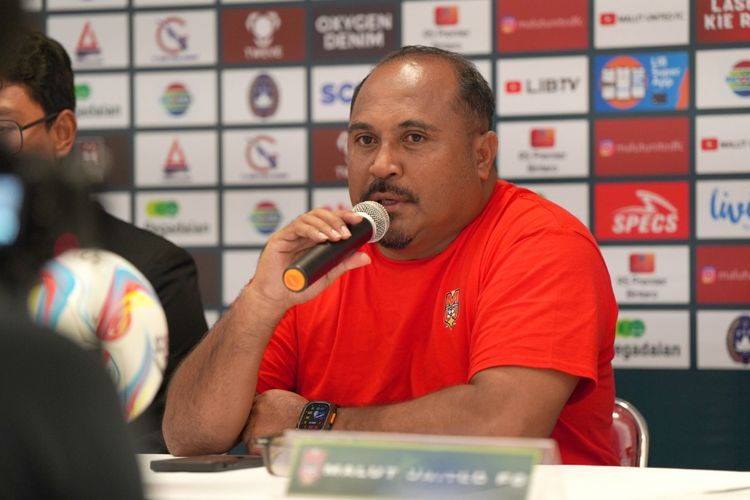 Pelatih Malut United, Imran Nahumarury, kala berbicara dalam konferensi pers jelang laga babak 12 besar Liga 2 2023-2024 kontra FC Bekasi City, Senin (22/1/2024).