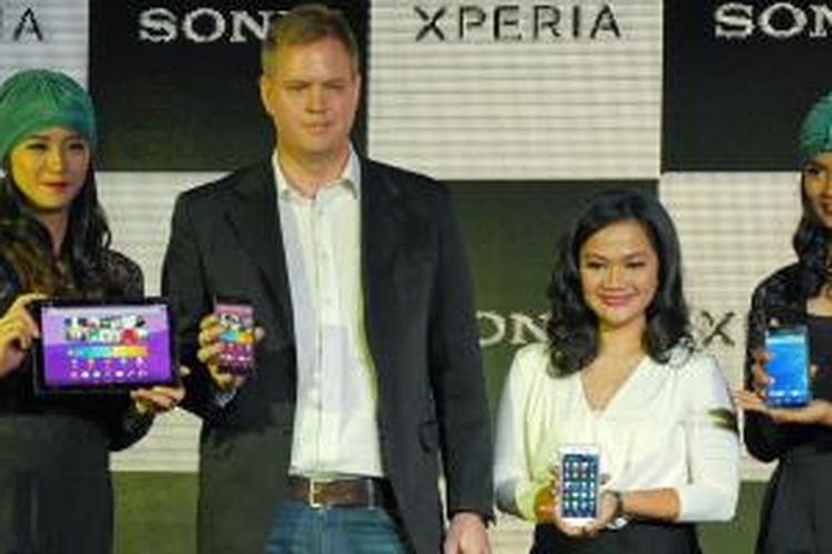 Direktur dan Kepala Pemasaran Sony Mobile Indonesia Jason Smith (kiri) dan Marketing Manager Sony Mobile Indonesia Ika Paramitha memamerkan smartphone Android Xperia Z3  di Jakarta, Rabu (24/6/2015).