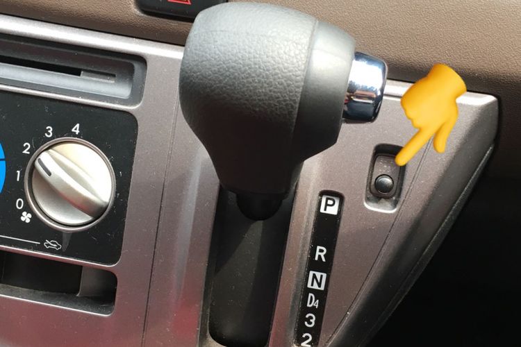 Tombol shift lock di mobil Toyota Calya.