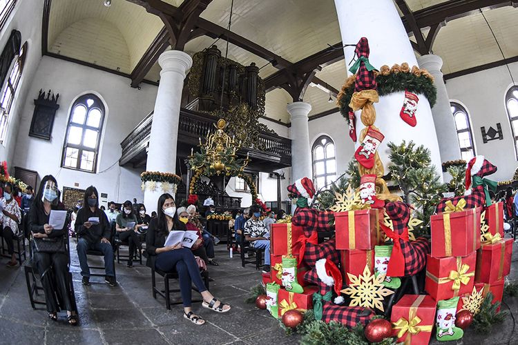 Umat Kristiani mengikuti ibadah Misa Natal di Gereja GPIB Sion, Tamansari, Jakarta Barat, Jumat (25/12/2020). Perayaan Natal tahun ini bertemakan Natal Kristus Menghadirkan Kepedulian, Perdamaian dan Membawa Harapan Serta Sukacita Bagi Umat Tuhan.