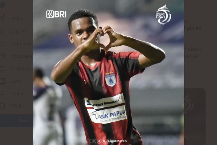 Pemain muda Persipura Jayapura, Ramai Rumakiek, melakukan selebrasi usai mencetak gol ke gawang Persita Tangerang pada kompetisi Liga 1 2021-2022. (Sumber foto: Tangkapan layar Twitter Liga 1 Match).