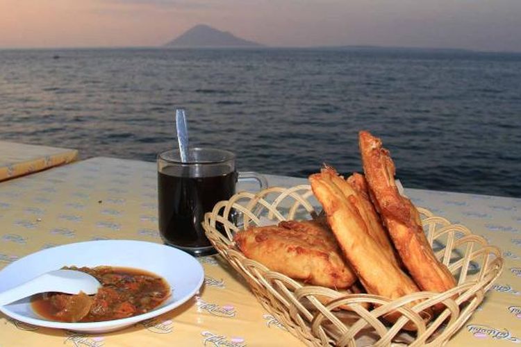Sajian pisang goreng ala Manado dengan sambal pedas dapat dinikmati di sepanjang pantai Malalayang dengan pemandangan Pulau Manado Tua, Sulawesi Utara.