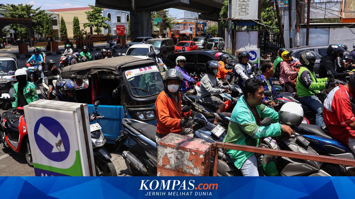 Makassar Schools Shift to Online Learning Amid Severe Fuel Shortages