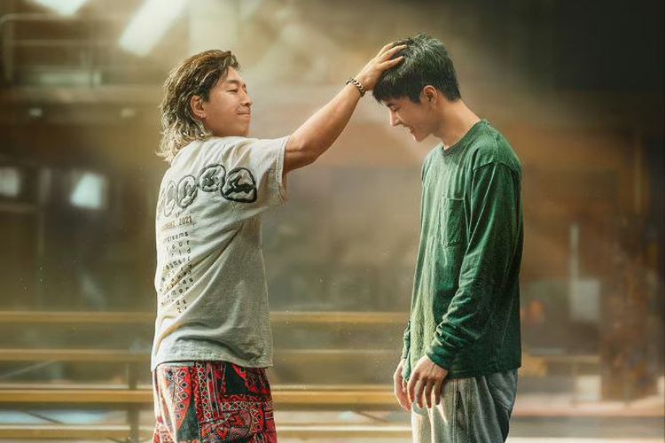Pelatih Ding (kiri, diperankan oleh Huang Bo) dan Chen Shuo (kanan, diperankan oleh Wang Yibo) di salah satu adegan film One and Only.