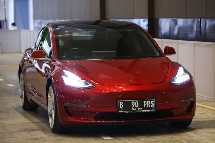 Test drive mobil listrik Tesla Model 3 Performance di ajang Periklindo Electric Vehicle Show (PEVS) 2022 di JIExpo Kemayoran, Senin (25/7/2022). Selain mobil listrik Tesla Model 3 Performance, pengunjung juga bisa mencoba mobil listrik DFSK Gelora E dan Alke Mini Pikap.