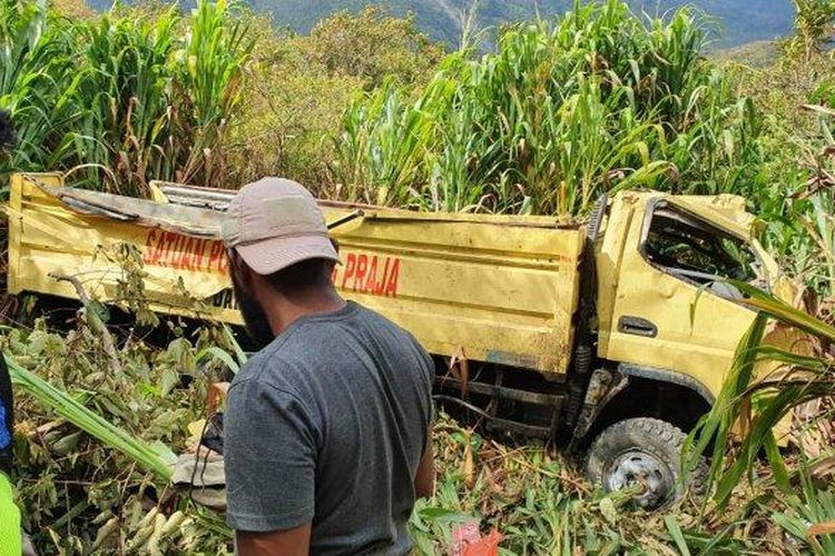 Petugas Kepolisian dari Polres Puncak Jaya sedang melakukan pemantauan di lokasi kejadian kecelakaan yang menewaskan 6 orang dan 29 orang lainnya mengalami luka. (Sumber: Tribun Papua)