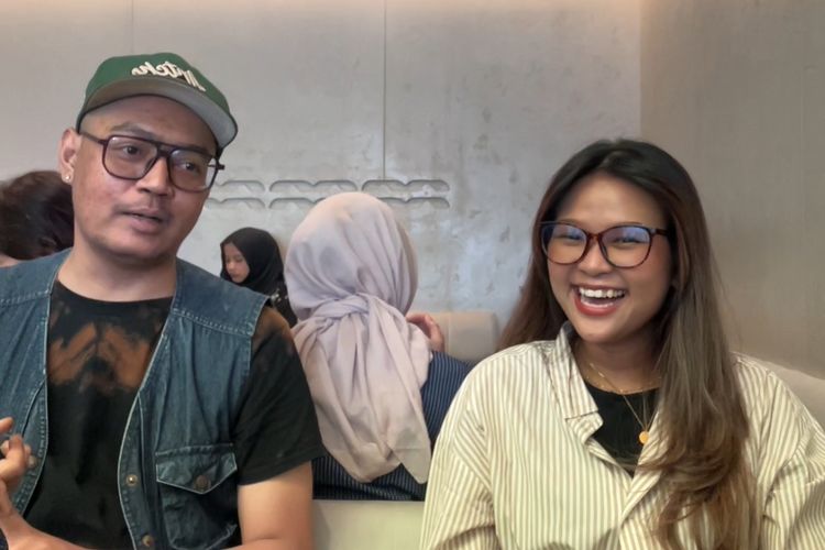 Pengalaman mencoba jasa 'Gue Temenin Jalan bersama sang pendiri jasa, Johanes David Gratias Pero (32) (kiri) di Blok M, Jakarta Selatan, Rabu (24/9/2025).