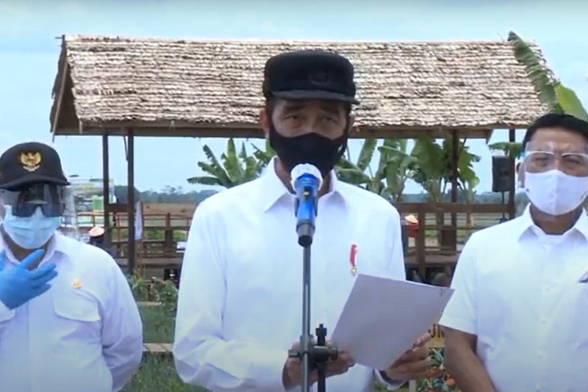 President Joko Widodo (Center), who is accompanied by Acting Governor of Central Kalimantan Habib Ismail (Left) and Presidential Chief of Staff Moeldoko (Right), delivers his speech after a kick-off program for Food Estate Development in Belanti Siam Village in Central Kalimantan on October 8, 2020.  