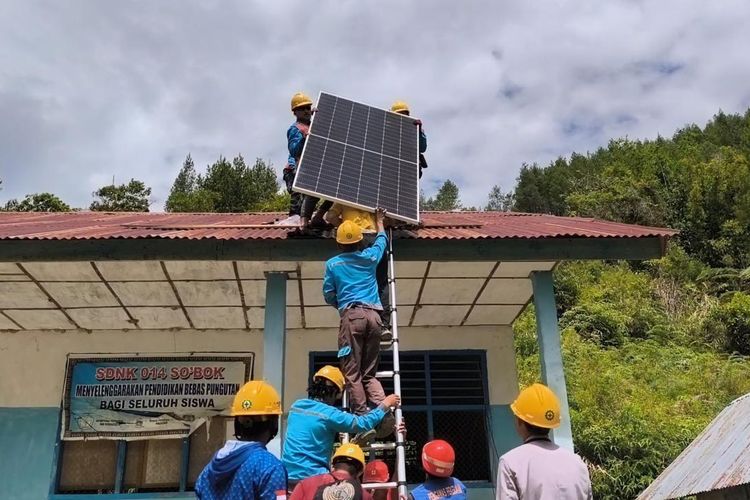 Petugas PLN tengah memasang panel surya di SDK 014 Sokbok, Kabupaten Mamasa, Sulawesi Barat. Sebanyak 25 sekolah di Kabupaten Mamasa telah menikmati listrik dari SuperSUN, dan 57 sekolah lainnya juga merasakan listrik dari perluasan jaringan PLN.
