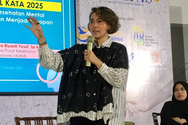Dr. dr. Nova Riyanti Yusuf, SpKJ, psikiater sekaligus direktur utama Pusat Kesehatan Jiwa Nasional RS Marzoeki Mahdi, dalam acara Festival Kata 2025 Kompas.id, di Jakarta, Jumat (17/10/2025). 