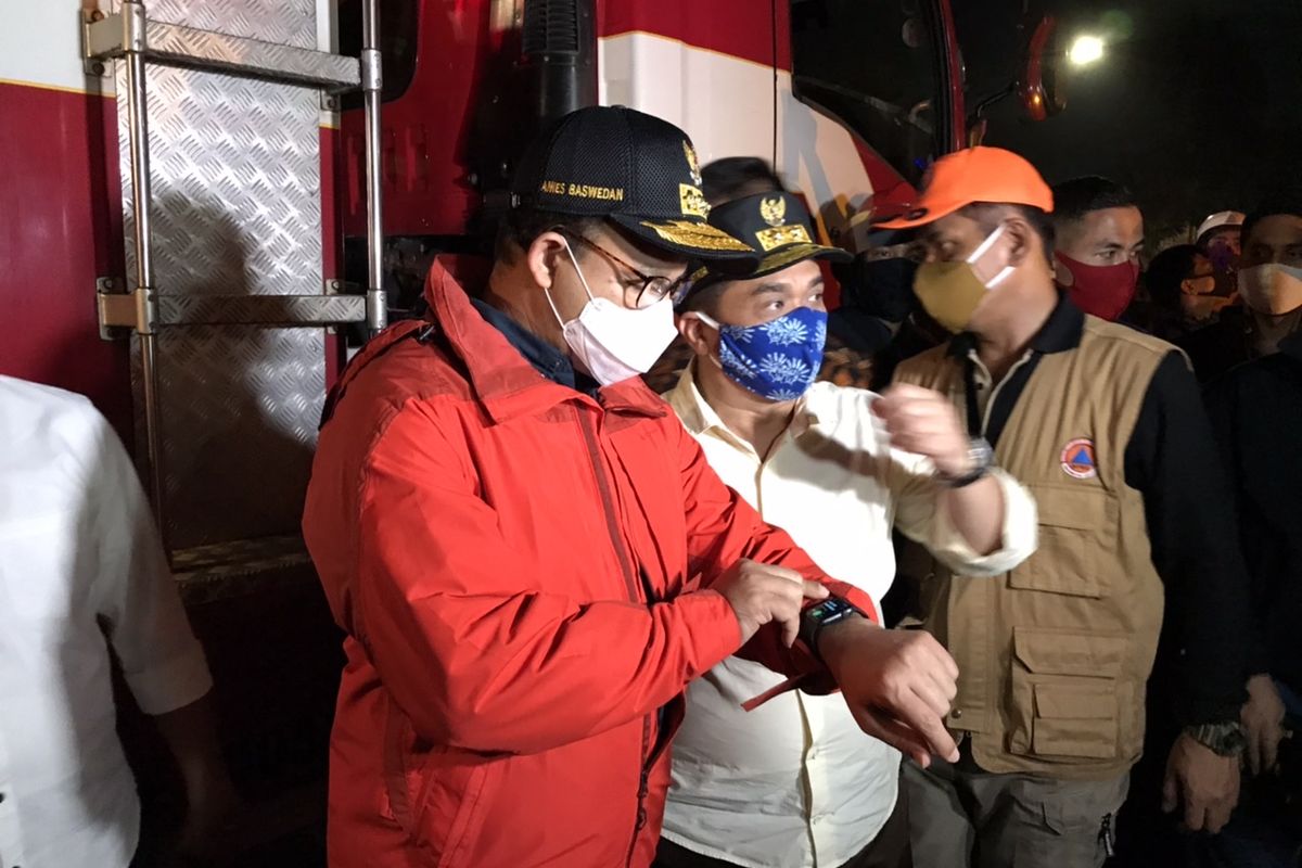 Gubernur DKI Jakarta, Anies Baswedan memantau kebakaran di Kejaksaan Agung, Kebayoran Baru, Jakarta, Sabtu (22/8/2020) malam.