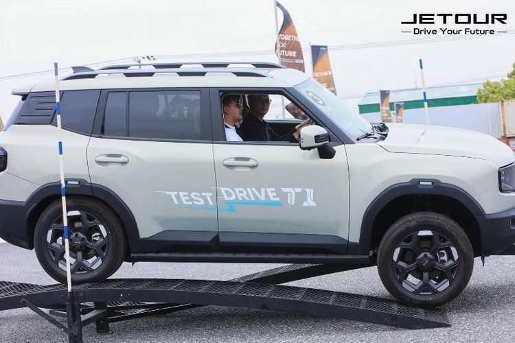 Dibekali sasis kendaraan dan sistem suspensi canggih, JETOUR T1 bahkan dapat melibas jalanan dengan kemiringan samping yang curam.