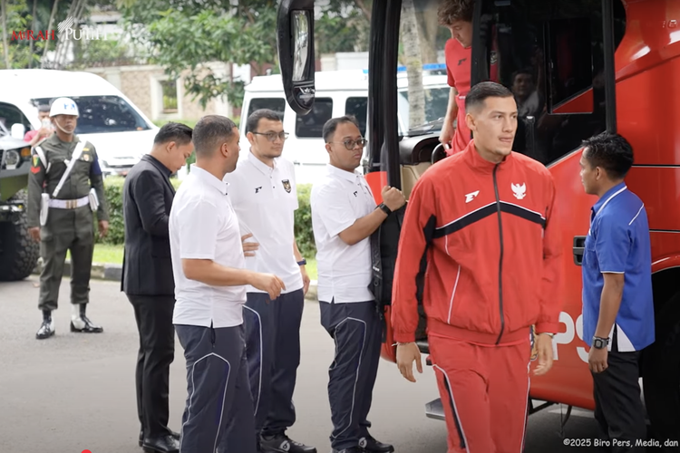 Kapten Timnas Indonesia, Jay Idzes, keluar dari bus untuk menerima jamuan Presiden Republik Indonesia, Prabowo Subianto, di kediamannya Jalan Kertanegara, Jakarta Selatan.
