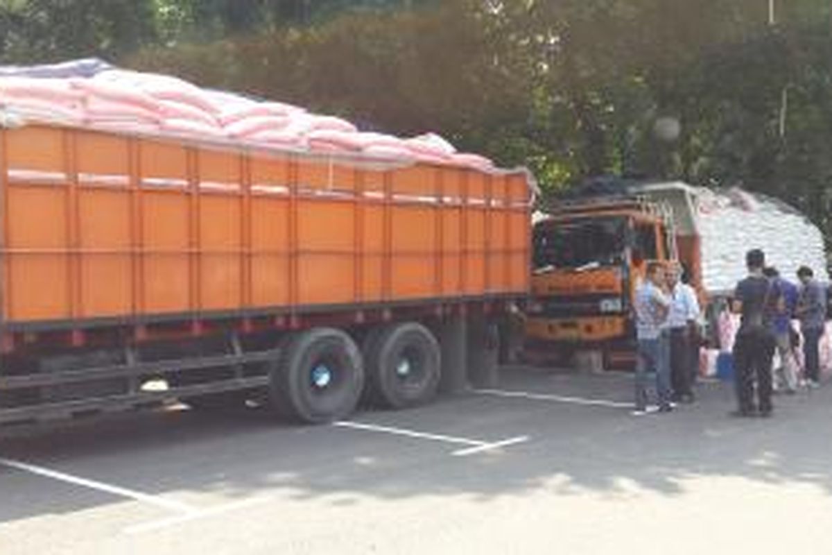 Dua truk tronton masing-masing mengangkut 30 ton gula pasir rafinasi. Dua sopir truk ini, SP dan U, menggelapkan 700 kilogram gula pasir di Jabaru, Cikupa, Tangerang, Rabu (24/6/2015). Subdit Indag Ditreskrimsus Polda Metro Jaya langsung menangkap dua sopir dan penadah, MS yang tengah melakukan penggelapan.
