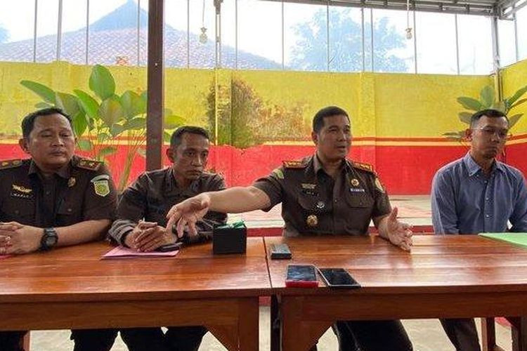 Kejaksaan Negeri Kota Cimahi menggelar konferensi pers berkaitan dengan kasus penipuan yang dilakukan karyawan bank BUMN di Cimahi, Rabu (17/7/2024). 
