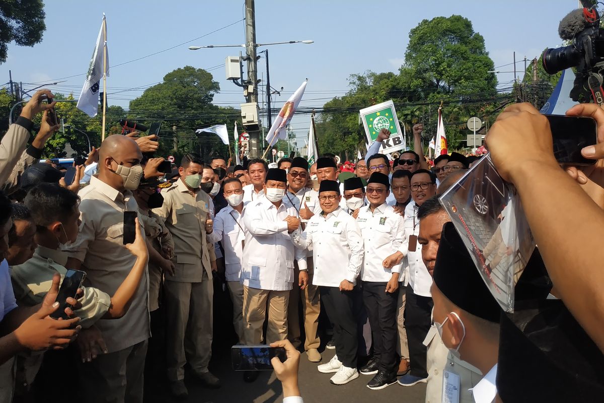Ketua Umum Partai Kebangkitan Bangsa (PKB) Muhaimin Iskandar dan Ketua Umum Partai Gerindra Prabowo Subianto datang ke Komisi Pemilihan Umum (KPU) RI, Senin (8/8/2022), mendaftarkan kedua partai sebagai calon peserta Pemilu 2024.